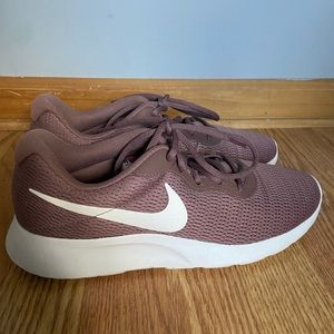 Women’s Nike Tanjun Running Shoe Smokey Mauve Size 10